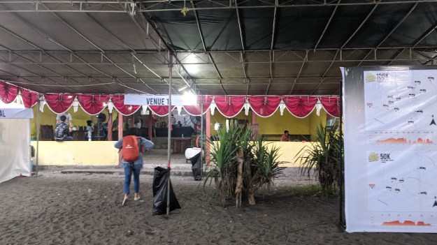 Race village tempat pengambilan race pack