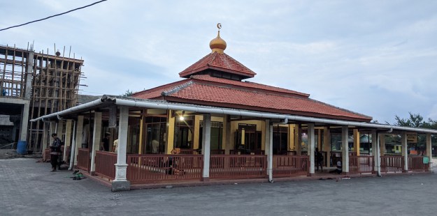 Masjid Nurul Bihaar di Pantai Depok