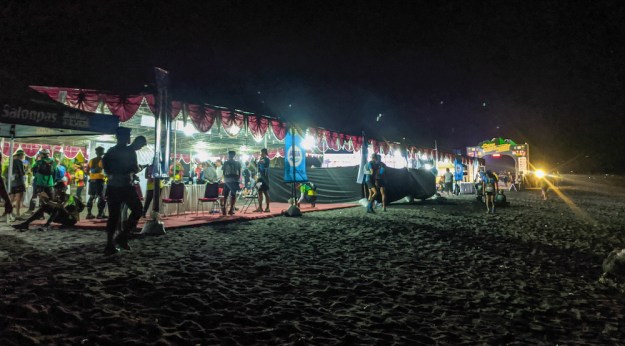 Suasana race village menjelang tengah malam