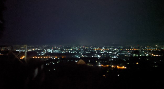 Pemandangan gemerlap lampu kota yang terlihat di perjalanan menuju WS 3