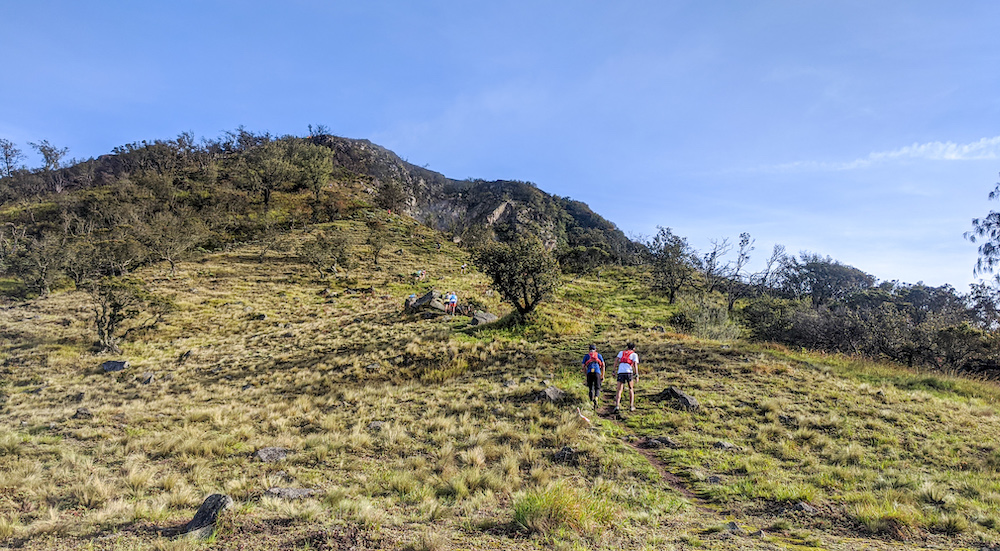 Jalan menuju Puncak Kembar 1