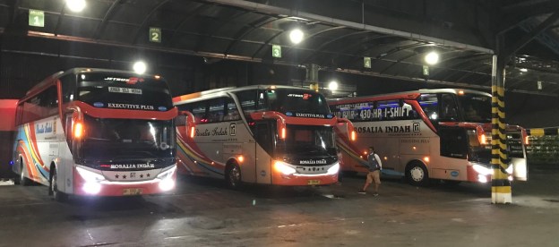 Bus-bus double decker Rosalia Indah di Palur